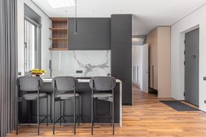 Offene Küche mit Einbauküche